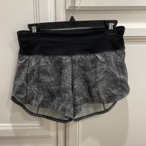Lululemon Women’s Shorts Size 4 Tall - Picture 1 of 3